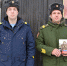 Иван Пономаренко (справа) с военнослужащим по контракту - Газета Ладога-Сортавала